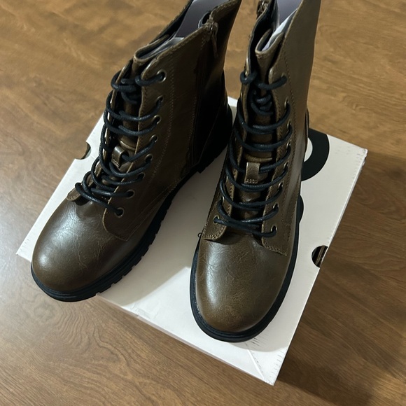 SO Shoes - So boots 10 NWT